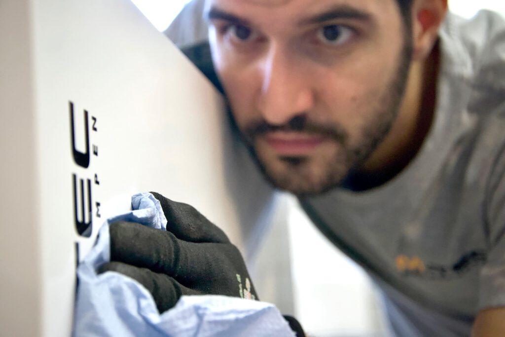 ein Mann, der ein Schild reinigt