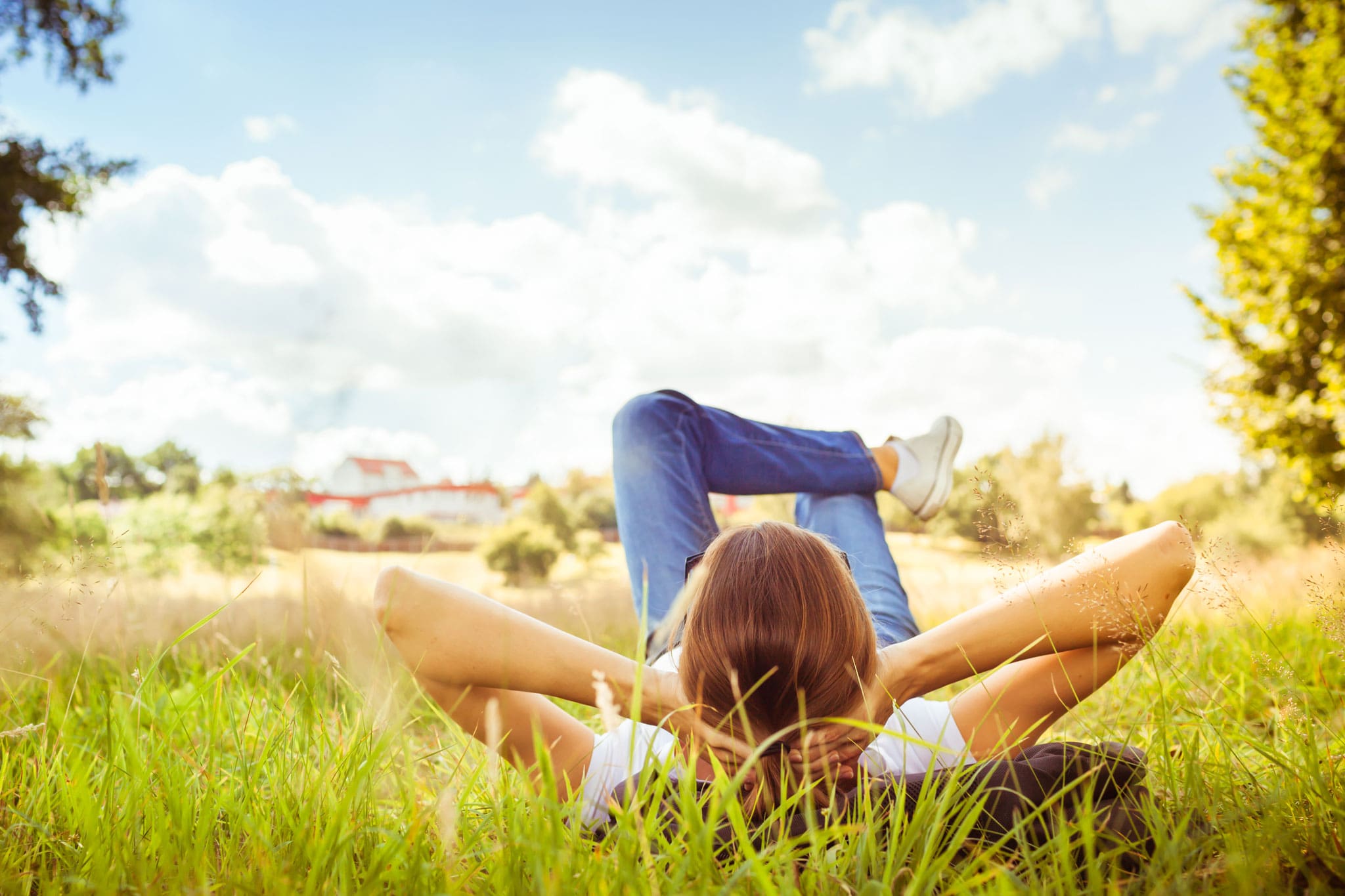 eine Frau, die sich auf einem Feld hinlegt