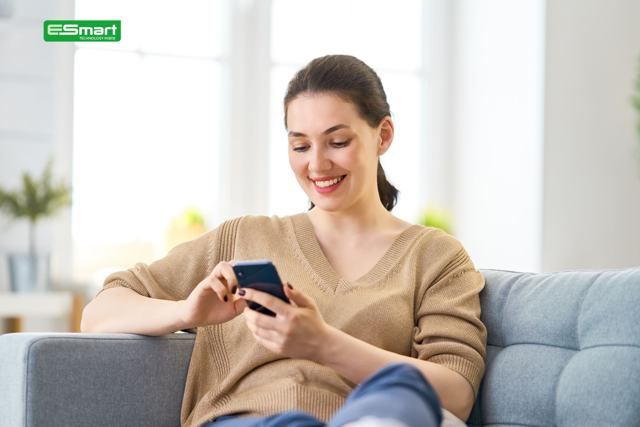 eine Frau, die die E-Smart-App auf ihrem Handy benutzt